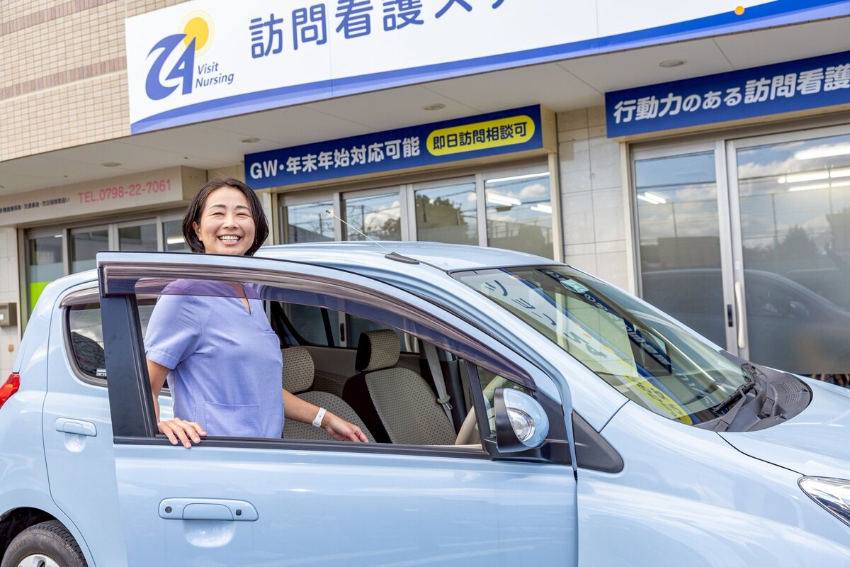 社用車で訪問に向かう訪問看護ステーション24の看護師