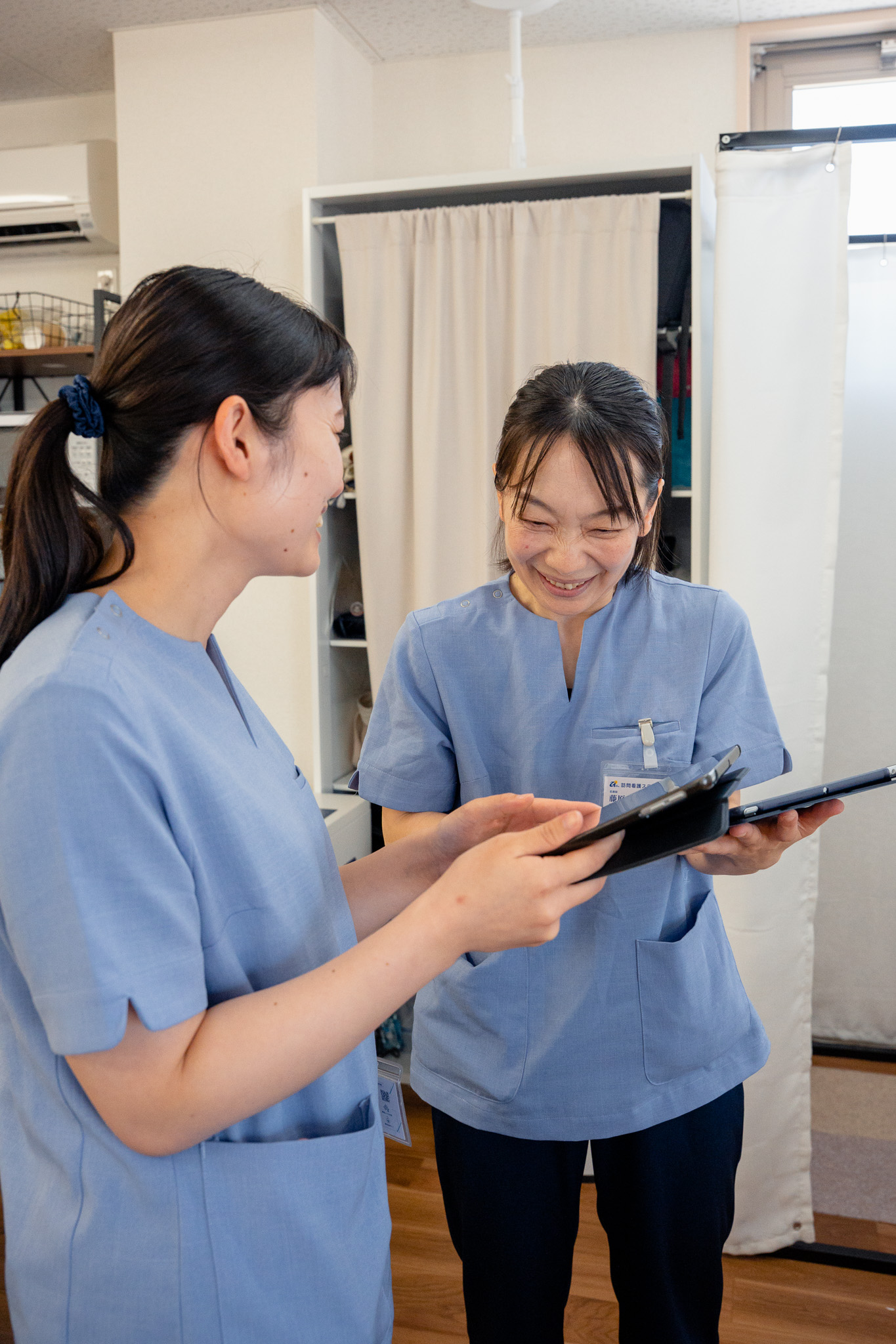 タブレットを手に、スタッフ同士で確認する様子